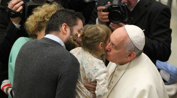 Papa Francisco: pai ausente deixa graves feridas nos filhos