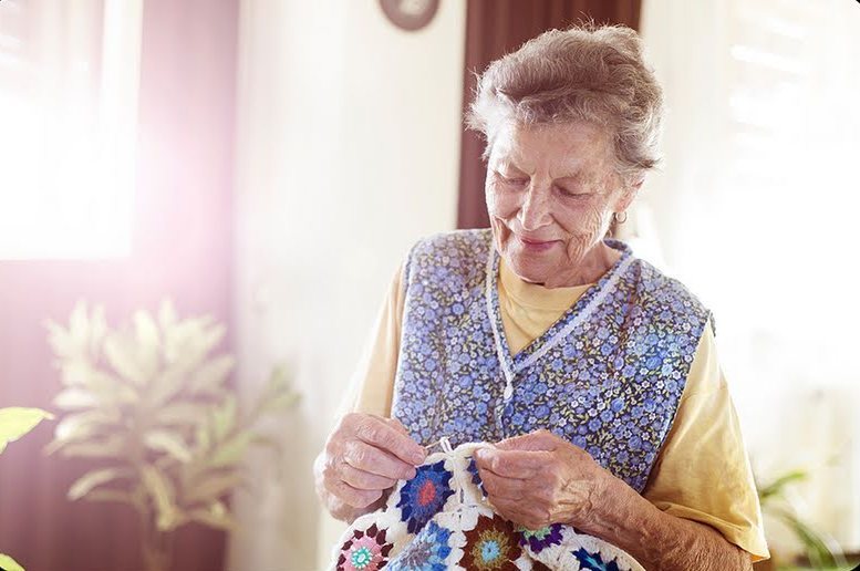 Mulher de 87 anos tricotou mil casacos para pessoas carentes