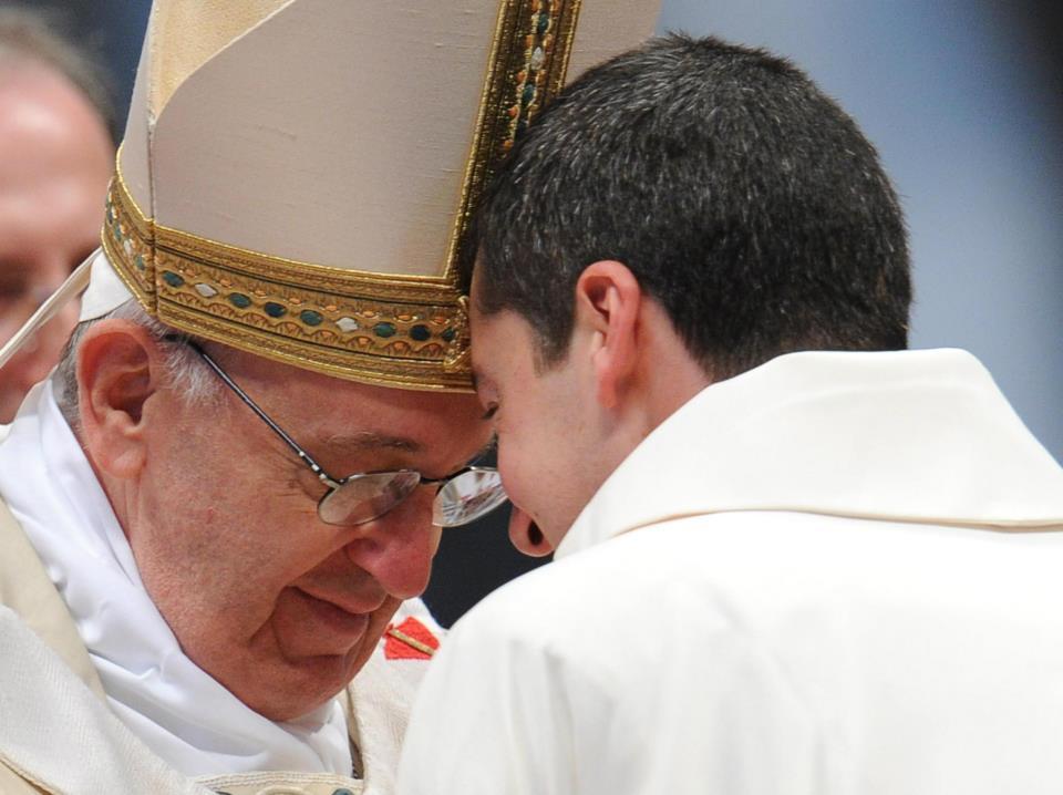 Papa ordenará 19 novos sacerdotes neste domingo