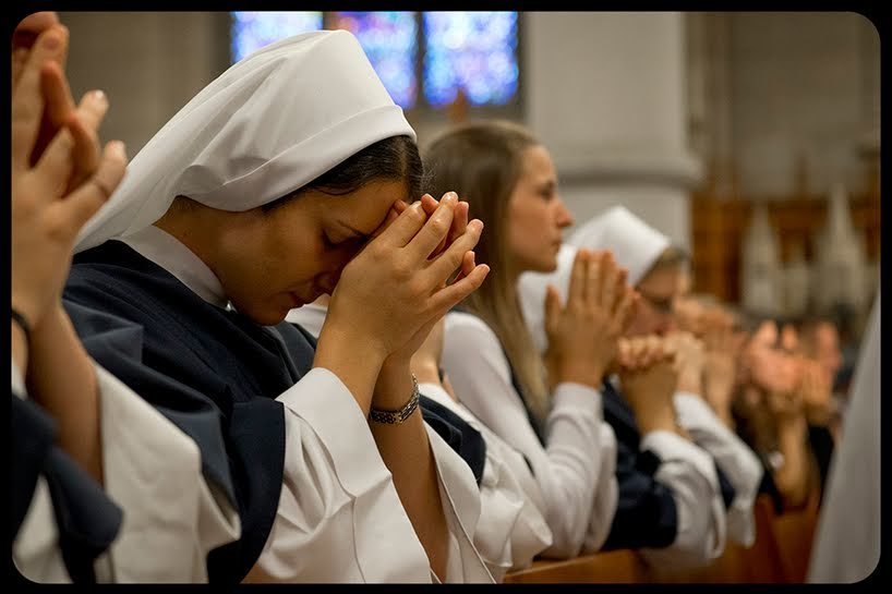 Por que nos ajoelhamos durante a santa Missa?