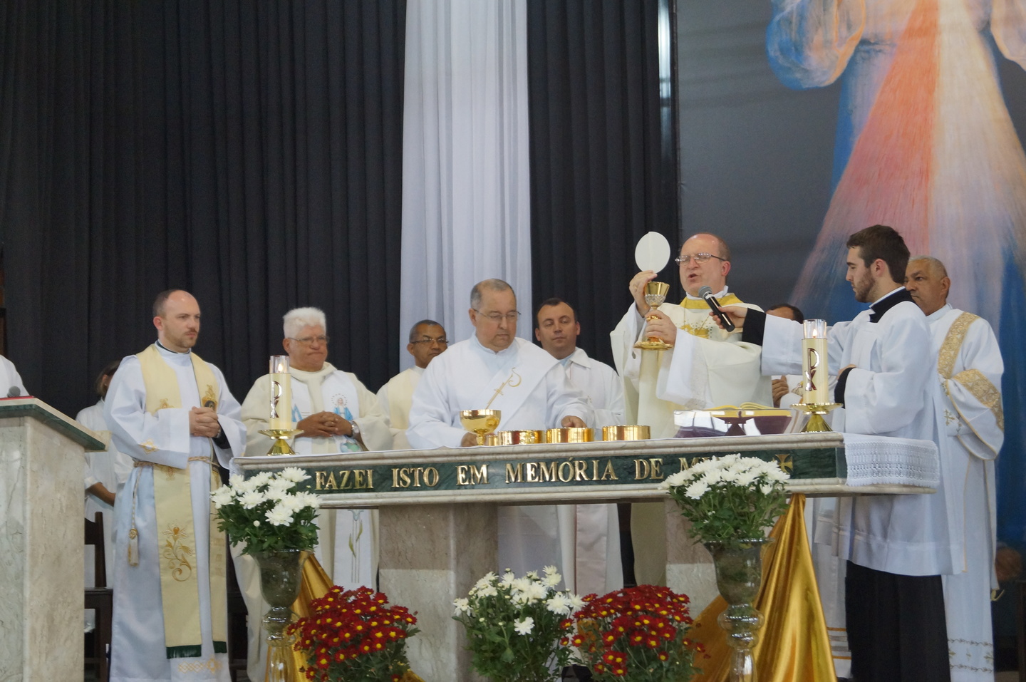 Arcebispo de Curitiba preside a Santa Missa no segundo dia do Congresso