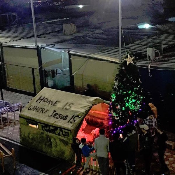 Refugiados no Iraque celebram Natal com presépio