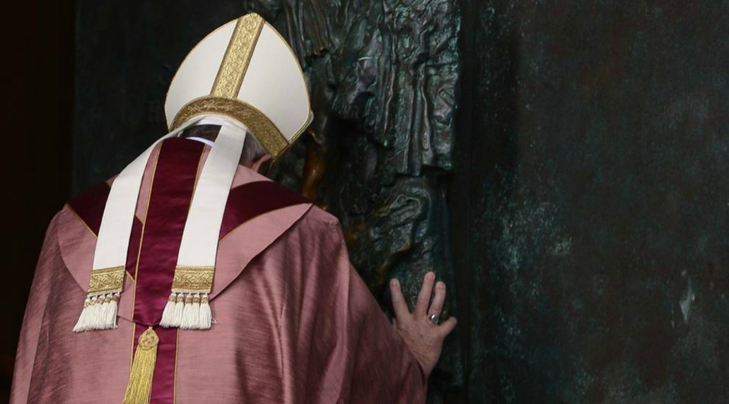 Alegria e confiança: inicia o tempo do grande Perdão. Papa abre a Porta Santa em S.J. de Latrão
