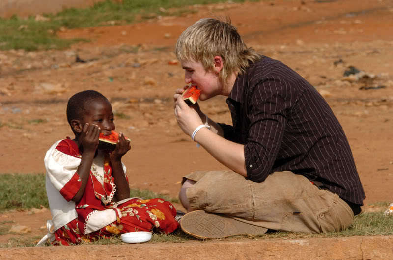 TOM FLETCHER OF BOY BAND McFLY FILMING THEIR NEW VIDEO FOR COMIC RELIEF IN A KAMPALA SLUM IN UGANDA PIC ARTHUR EDWARDS