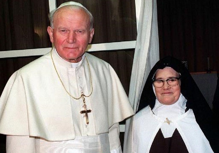 O papa com a Irmã em Fátima. File picture dated 13/05/1991 of Sister Lucia with Pope John Paul II, in Fatima. Sister Lucia dead today with 98years and was the last of three little shepherds who saw the Hoply Mary in 1917. Pope John Paul II on Monday 28 June 1999 deemed "authentic" a miracle attributed to the child shepherds at the shrine of Fatima in Portugal, bringing them closer to sainthood. The Virgin Mary was said to have appeared to the children Lucia, Jacinta and Francisco in 1917 and given them three messages - one about the end of WW I, one about Russia and a third "secret" that the Vatican never revealed.