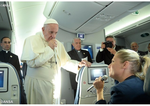 Papa no avião: não é justo identificar o Islã com a violência