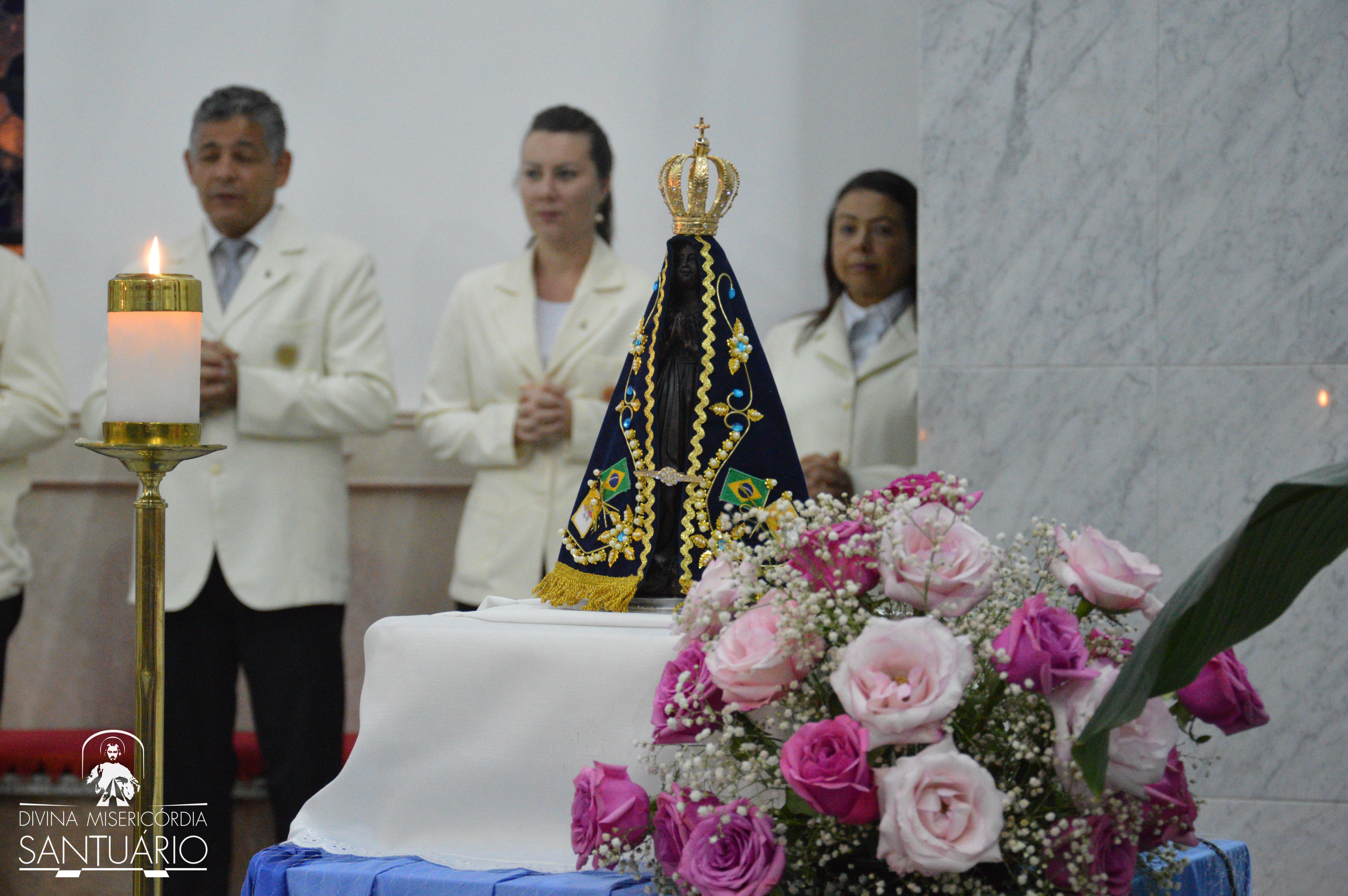 Tradicional Missa em honra a Nossa Senhora Aparecida reúne centenas de fiéis no Santuário