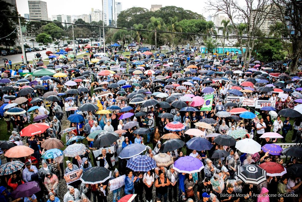 Sob chuva, cristãos manifestam contra a legalização do aborto em Curitiba