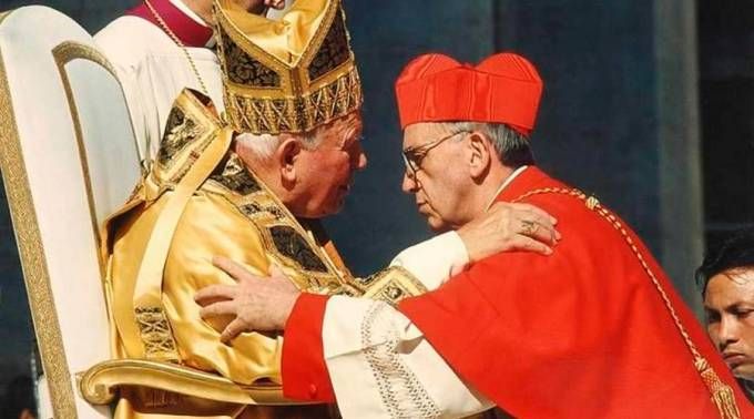 O encontro de São João Paulo II e Papa Francisco há 18 anos
