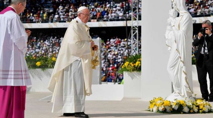 Papa aos milhares de católicos em Abu Dhabi: sejam oásis de paz