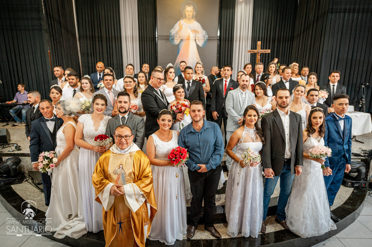 Santuário promove união de 24 casais em casamento comunitário