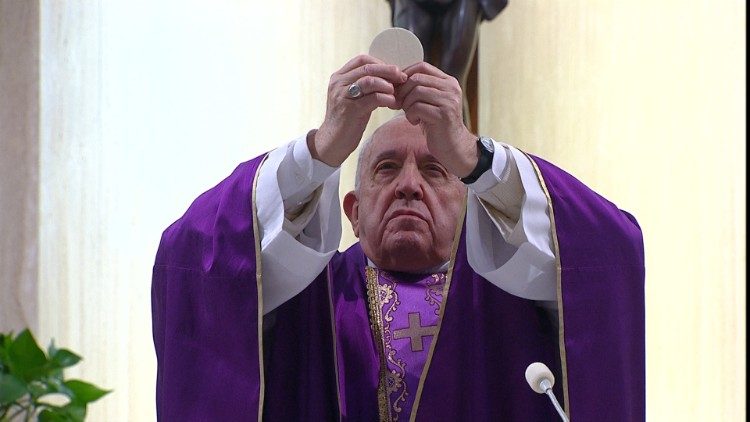Papa oferece Missa ao vivo  para os doentes do coronavírus