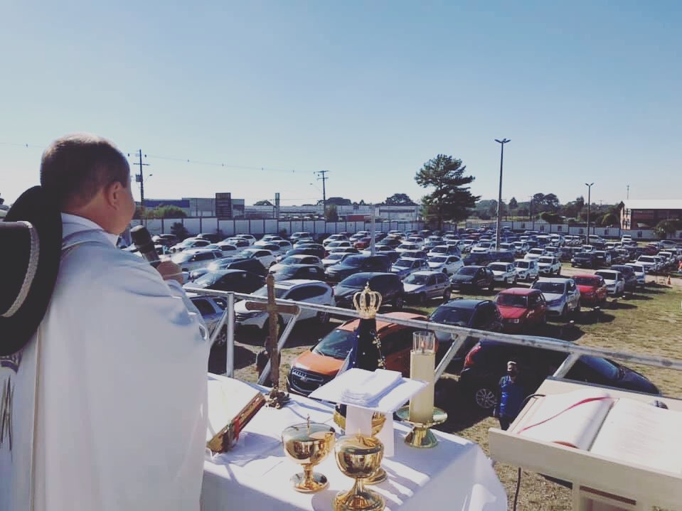 Missa Drive-In acontece todos os domingos no Santuário