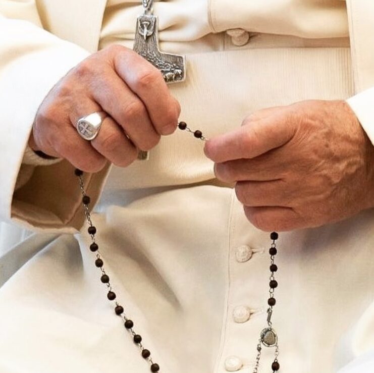 Papa Francisco: a oração acalma as nossas inquietudes