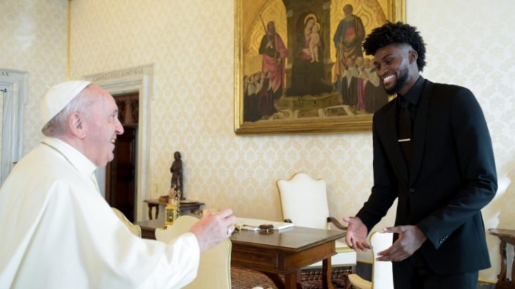 Jogadores de basquete se encontram com Papa Francisco