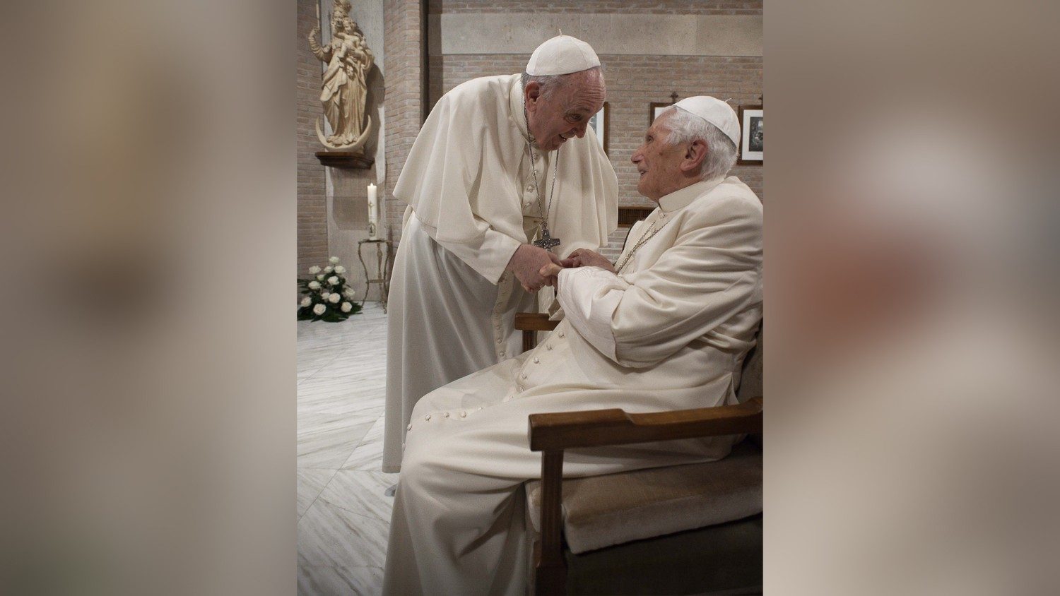 Papa Francisco e Papa Emérito Bento XVI já foram vacinados contra a covid-19