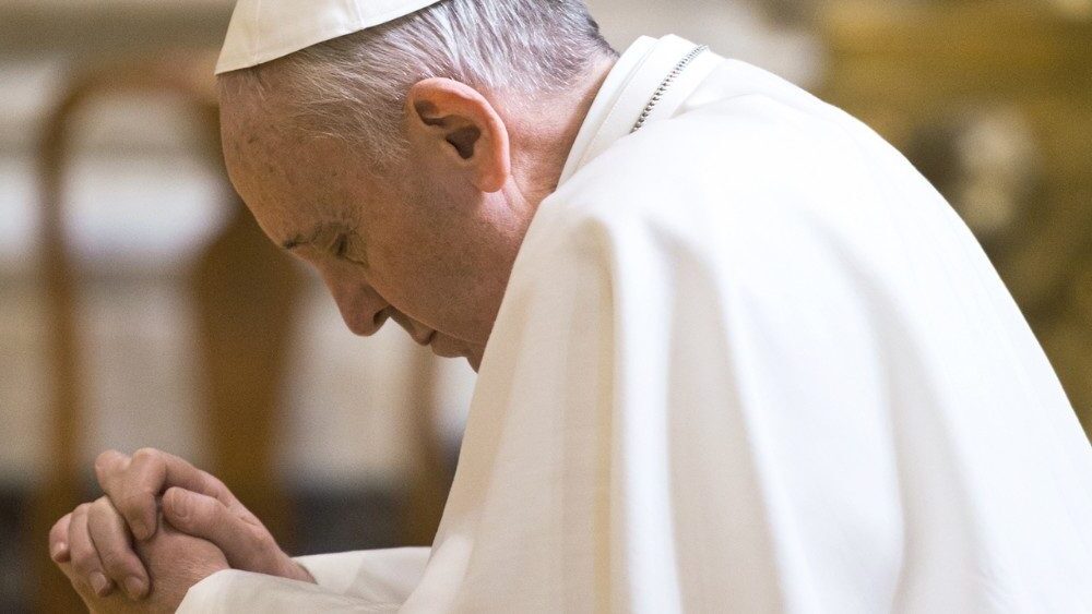 A oração não faz mágicas, é preciso rezar com humildade, diz Papa Francisco