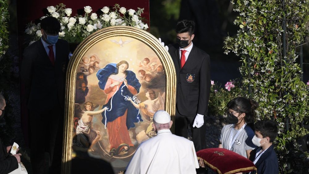 Papa suplica a Maria: desata os nós do egoísmo, da indiferença e da violência