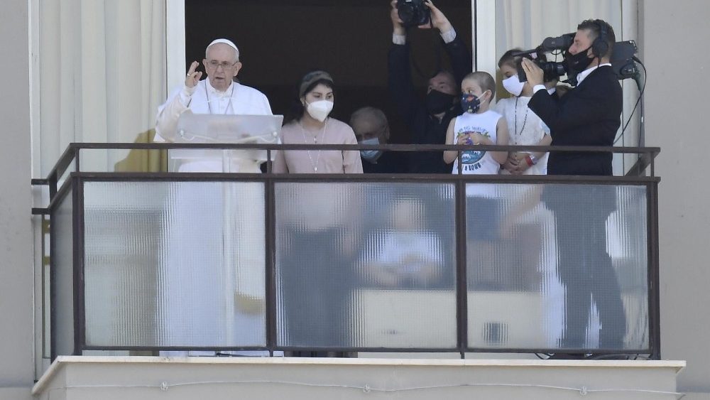 Papa pede que todos tenham acesso a um bom serviço de saúde gratuito
