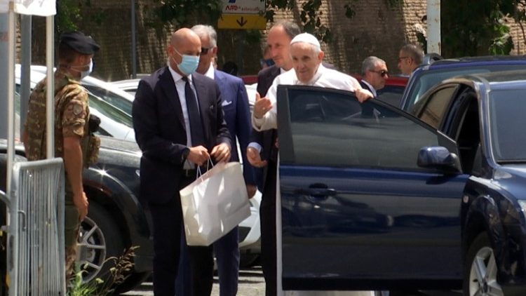 Papa Francisco recebe alta após 10 dias de internação