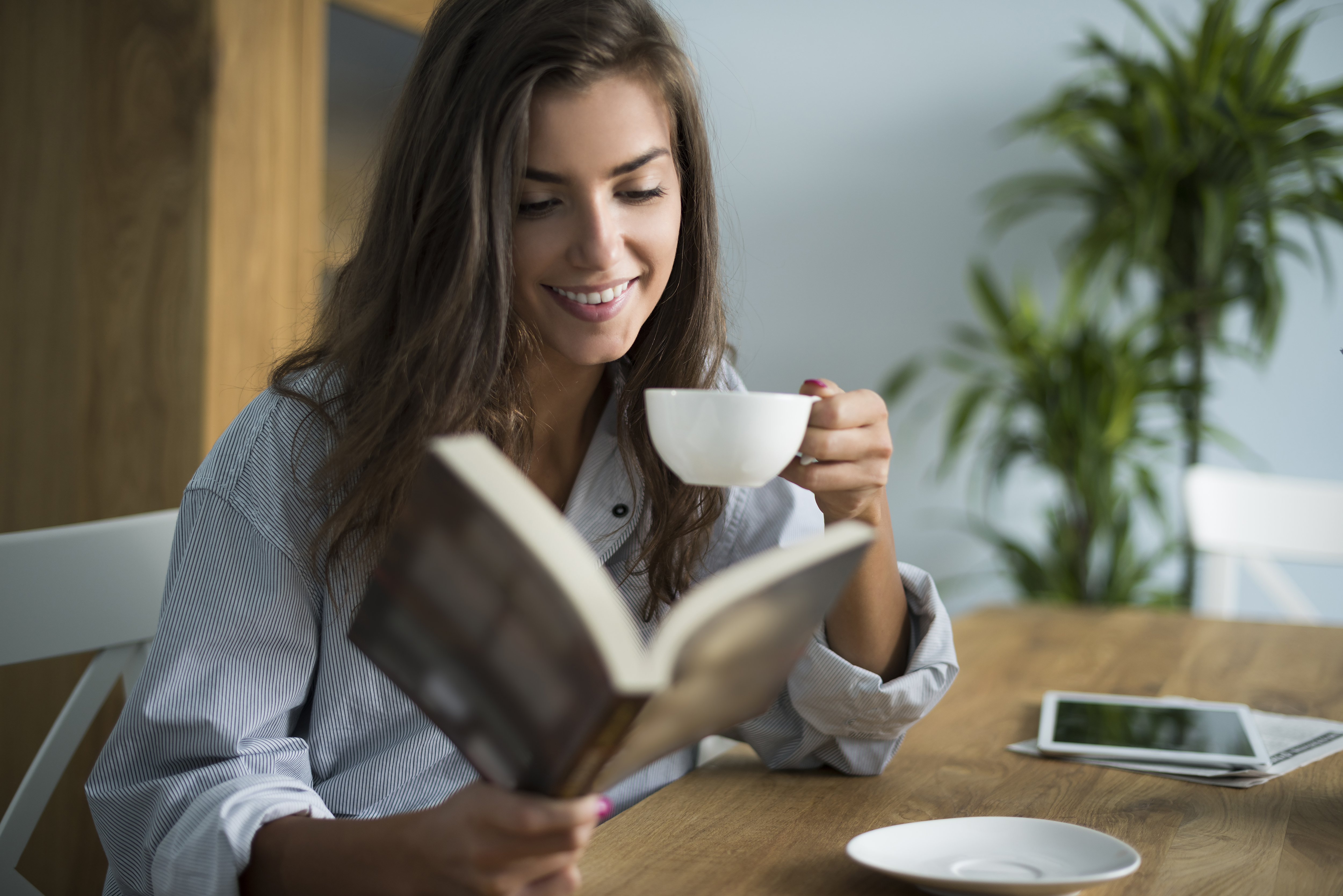 Настроение читать книгу. Девушка с книгой. Чтение за чашкой чая. Чтение в кафе. Чтение и кофе.
