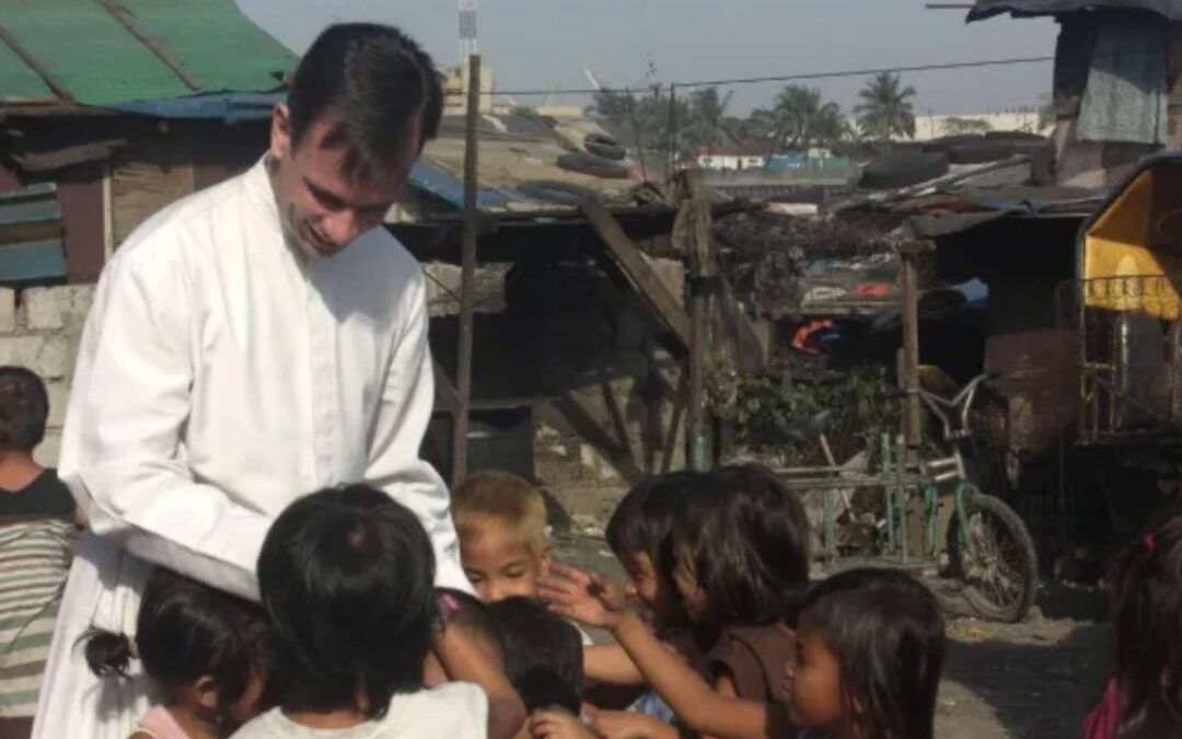 Padre resgata crianças do lixão nas Filipinas: obra de misericórdia