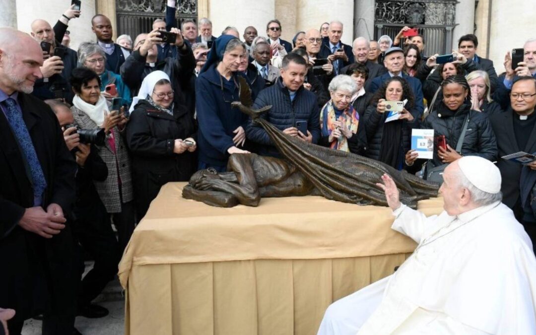 Dia Mundial dos Pobres em Roma: Papa abençoa escultura